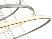 Detailansicht der LED Hängeleuchte Finca mit geschwungenen, leuchtenden Elementen in moderner Optik.