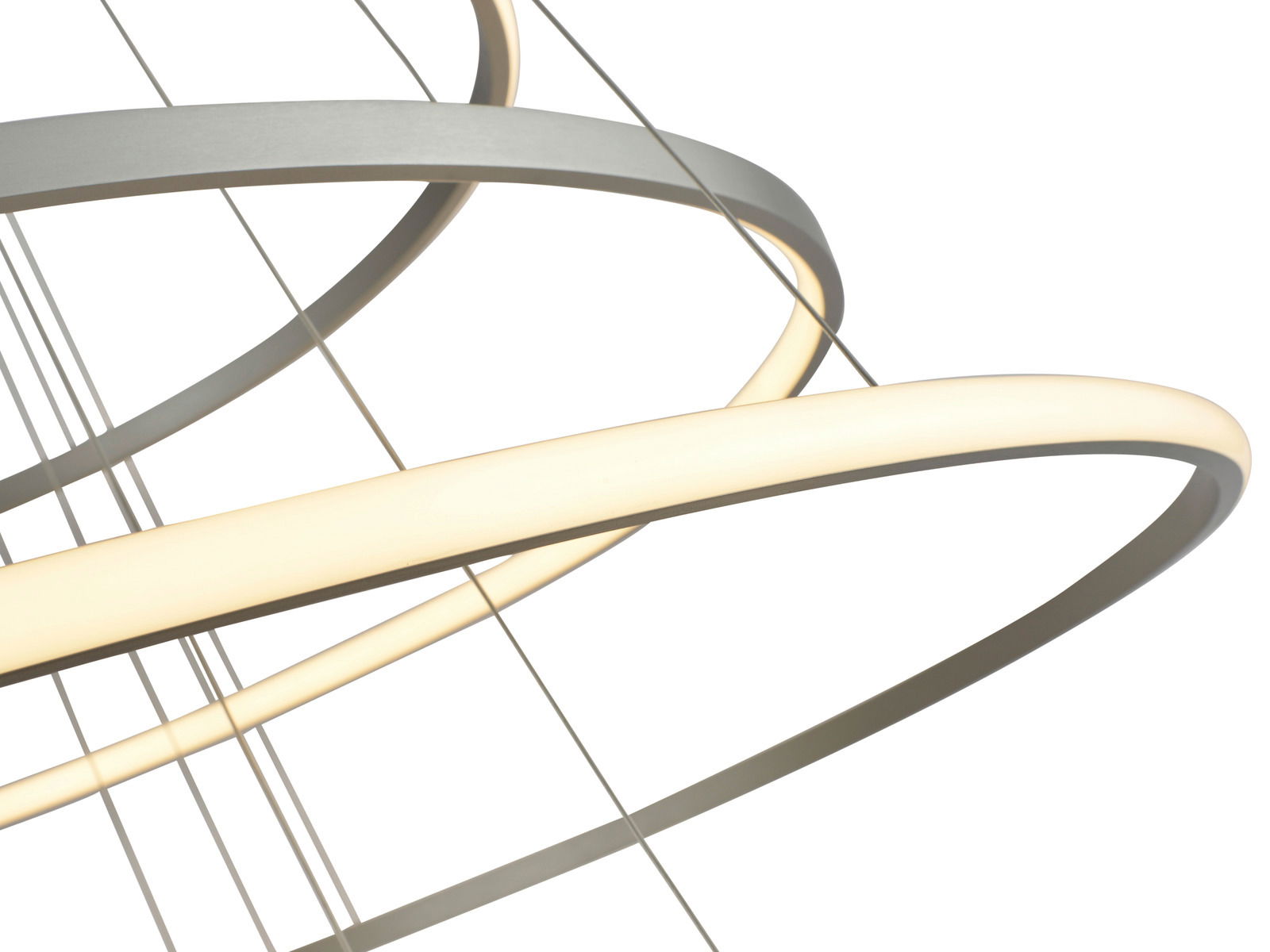 Detailansicht der LED Hängeleuchte Finca mit geschwungenen, leuchtenden Elementen in moderner Optik.