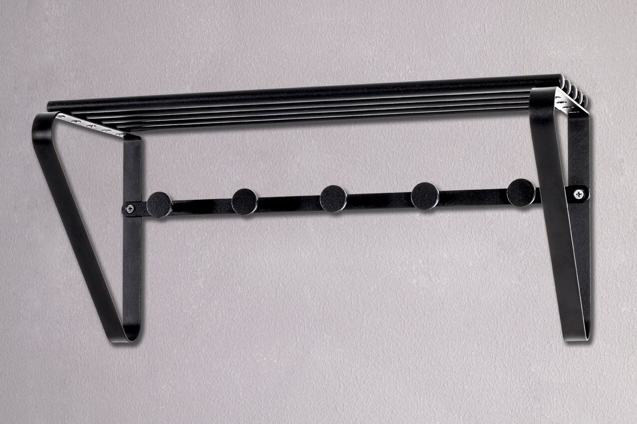 Schwarze Wandgarderobe aus Metall mit oberer Ablage aus mehreren Stangen und fünf runden Haken, frontal aus leichter Schrägperspektive fotografiert.