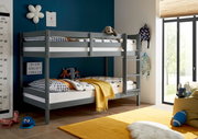 Graues Etagenbett in einem Kinderzimmer mit blauer Wand, dekoriert mit Kuscheltieren und bunten Kissen, seitliche Perspektive.