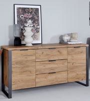 Sideboard aus Holz mit drei Schubladen und zwei Türen, dekoriert mit Vasen und einem Bild, seitliche Perspektive