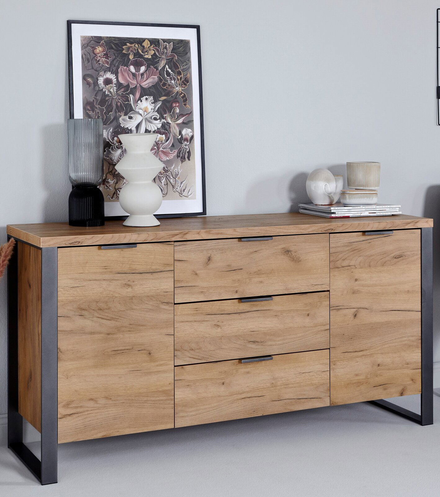 Jahnke Sideboard LOOP Sideboard aus Holz mit drei Schubladen und zwei Türen, dekoriert mit Vasen und einem Bild, seitliche Perspektive