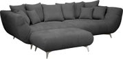 Donkergrijze stoffen hoekbank met chaise longue links, veel losse rug- en sierkussens en metalen pootjes, weergegeven in schuin vooraanzicht