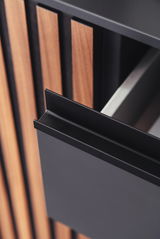 Nahaufnahme eines Hänge-Schuhschranks mit Holz- und Metallelementen, perspektivisch von oben fotografiert.