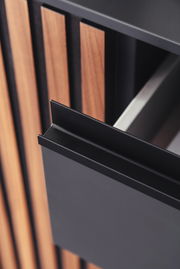 Nahaufnahme eines Hänge-Schuhschranks mit Holz- und Metallelementen, perspektivisch von oben fotografiert.