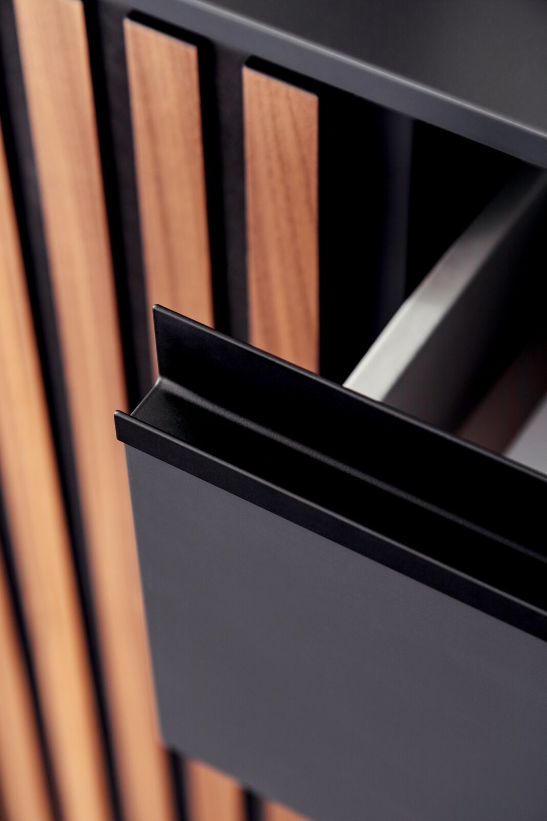 Close-up van een hangende schoenenkast met houten en metalen elementen, vanuit een perspectief van bovenaf gefotografeerd.