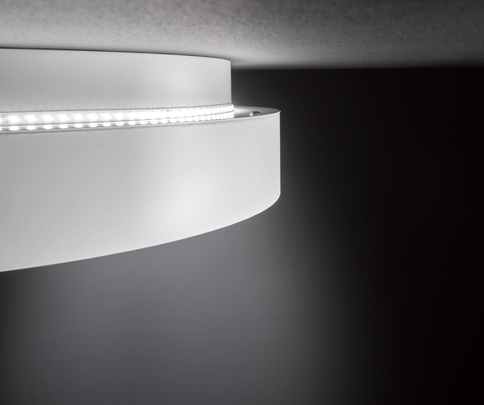 Moderne Deckenleuchte mit LED-Beleuchtung, seitliche Perspektive