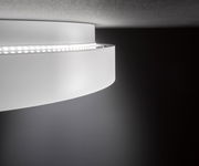 Moderne Deckenleuchte mit LED-Beleuchtung, seitliche Perspektive