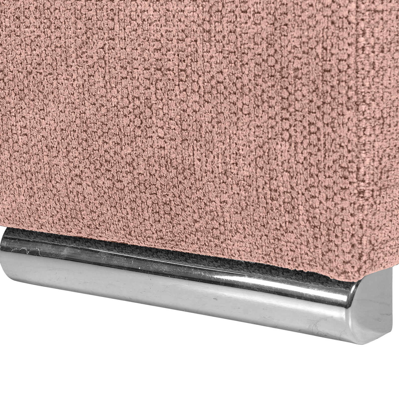 Nahaufnahme einer rosa strukturierten Stoffoberfläche mit einem glänzenden, metallischen Sockel.