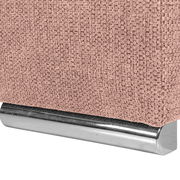 Nahaufnahme einer rosa strukturierten Stoffoberfläche mit einem glänzenden, metallischen Sockel.