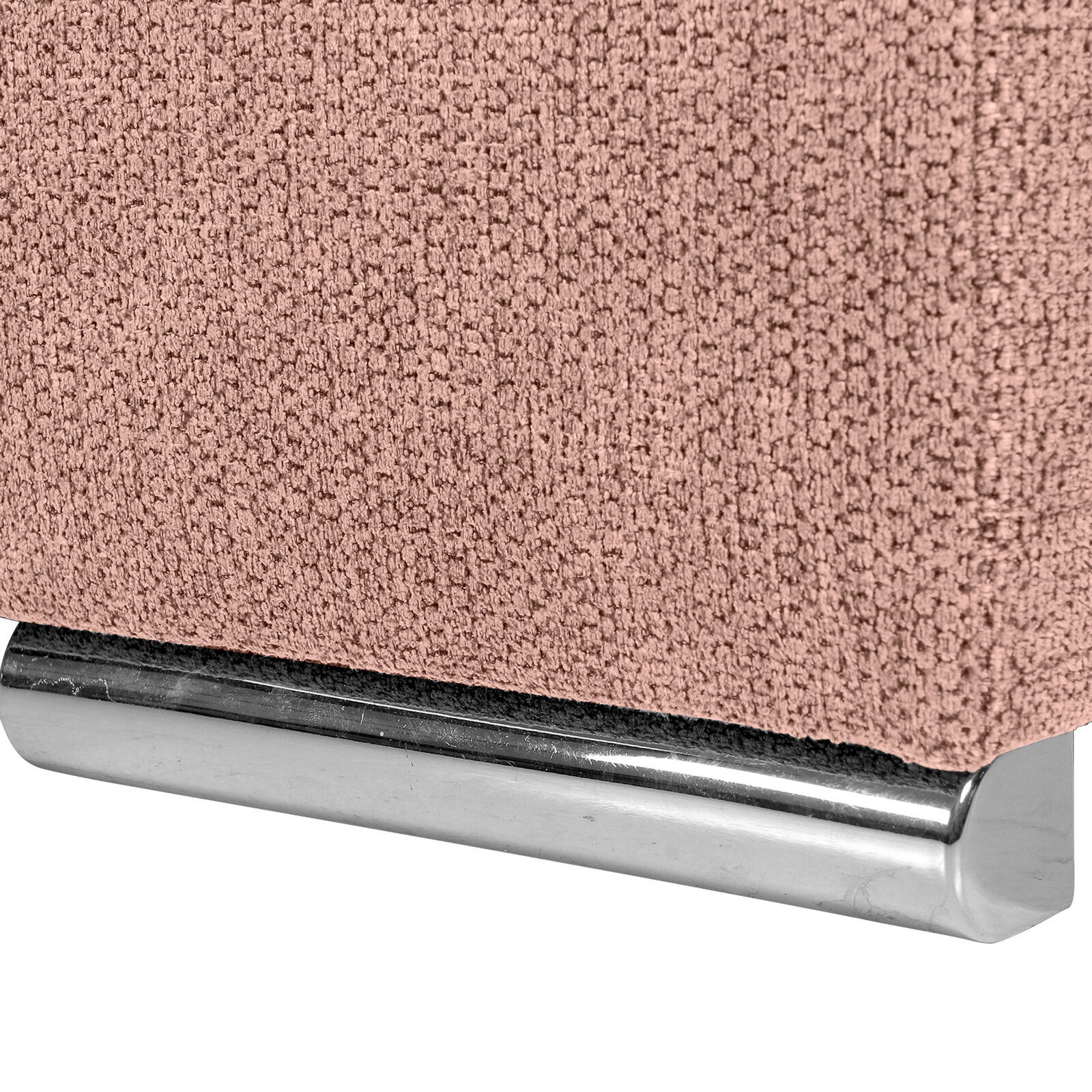 Nahaufnahme einer rosa strukturierten Stoffoberfläche mit einem glänzenden, metallischen Sockel.