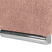 Nahaufnahme einer rosa strukturierten Stoffoberfläche mit einem glänzenden, metallischen Sockel.