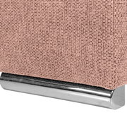 Nahaufnahme einer rosa strukturierten Stoffoberfläche mit einem glänzenden, metallischen Sockel.