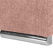 Nahaufnahme einer rosa strukturierten Stoffoberfläche mit einem glänzenden, metallischen Sockel.