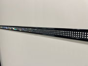 Nahaufnahme eines Schwebetürenschranks mit glänzender Zierleiste, seitliche Perspektive