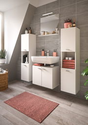 Moderne Badkombination mit weißem Waschbecken, zwei hohen Schränken und einem Spiegel, frontal betrachtet.