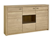 Massive Holz-Kommode/Sideboard in heller Eiche-Optik mit drei Schubladen, zwei Türen und mittigem Glasfach, schwarze Griffe, frontal aus leichter Linksperspektive freigestellt auf weißem Hintergrund