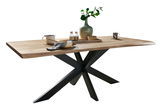 Moderner Esstisch mit Holzplatte und schwarzem Metallgestell, seitliche Perspektive