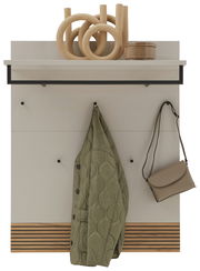 Garderobenpaneel mit Haken, Ablage und Dekoration, frontal betrachtet. Ein grüner Mantel und eine beige Tasche hängen an den Haken.