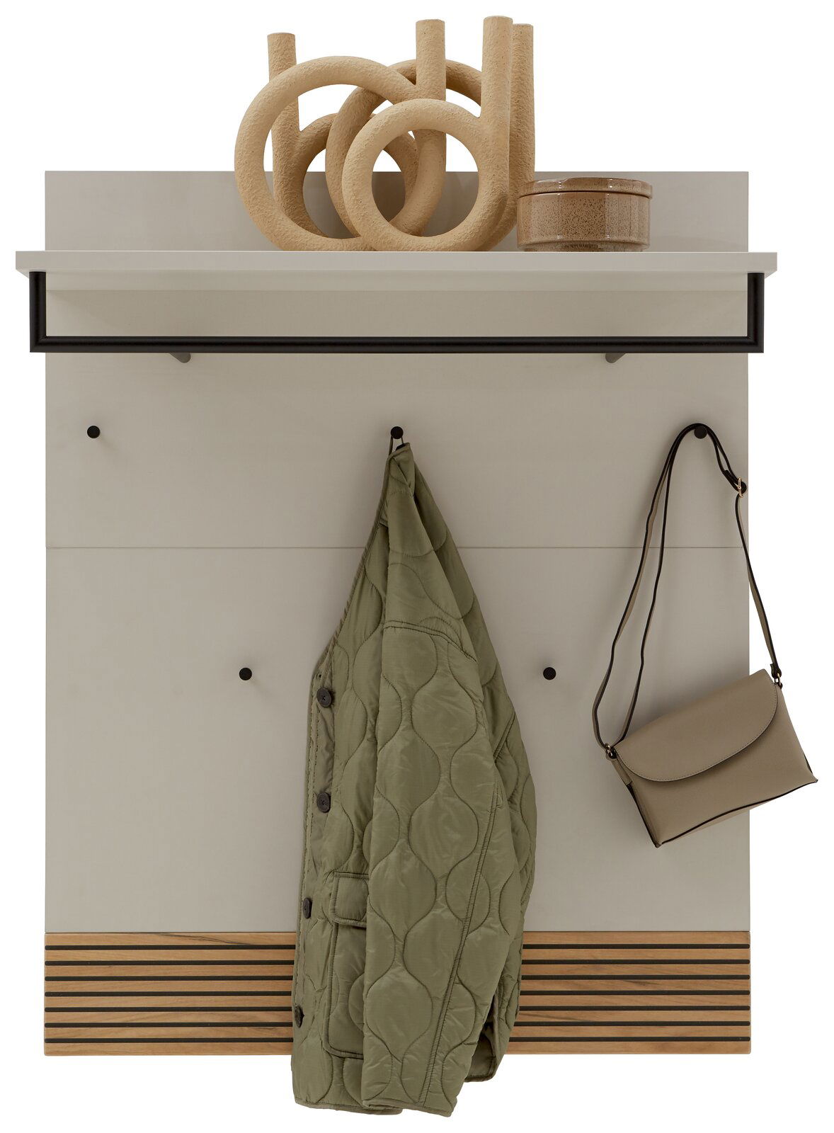 Garderobenpaneel mit Haken, Ablage und Dekoration, frontal betrachtet. Ein grüner Mantel und eine beige Tasche hängen an den Haken.