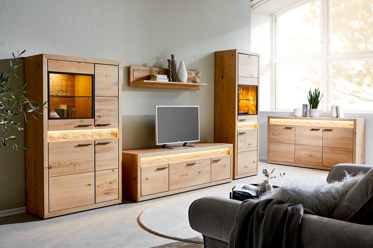 Houten woonkamermeubelset met verlichting, bestaande uit vitrinekasten, een lowboard en een dressoir, zijaanzicht