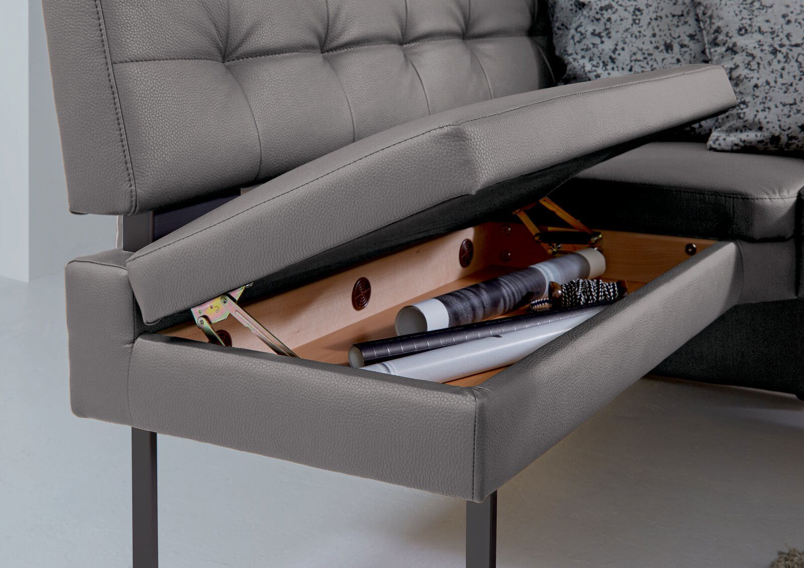 Graue Eckbank mit Stauraum unter der Sitzfläche, seitliche Perspektive