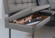 Graue Eckbank mit Stauraum unter der Sitzfläche, seitliche Perspektive