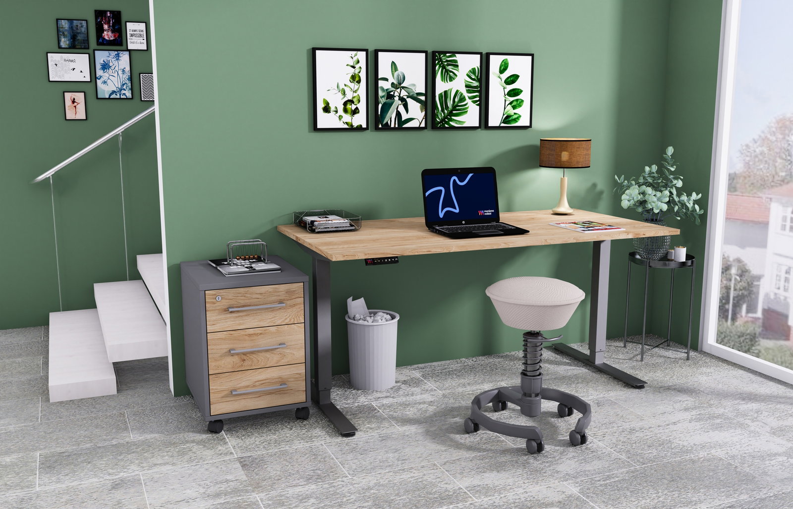 Manjana E-Schreibtisch 2-motorig OHIO Moderner E-Schreibtisch mit Holzoberfläche und grauen Metallbeinen, Rollcontainer mit drei Schubladen, ergonomischer Hocker und Dekorationen in einem stilvollen Raum mit grüner Wand. Perspektive von vorne.