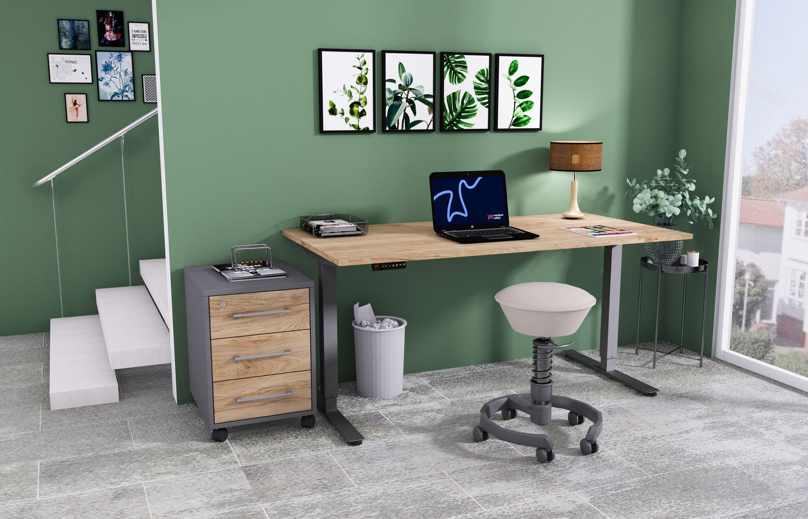 Moderner E-Schreibtisch mit Holzoberfläche und grauen Metallbeinen, Rollcontainer mit drei Schubladen, ergonomischer Hocker und Dekorationen in einem stilvollen Raum mit grüner Wand. Perspektive von vorne.