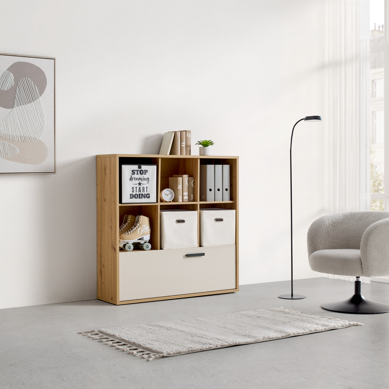 XORA Bücherregal CASA MIA Modernes Bücherregal aus Holz mit mehreren Fächern, dekoriert mit Büchern, Pflanzen und Aufbewahrungsboxen, seitliche Perspektive.