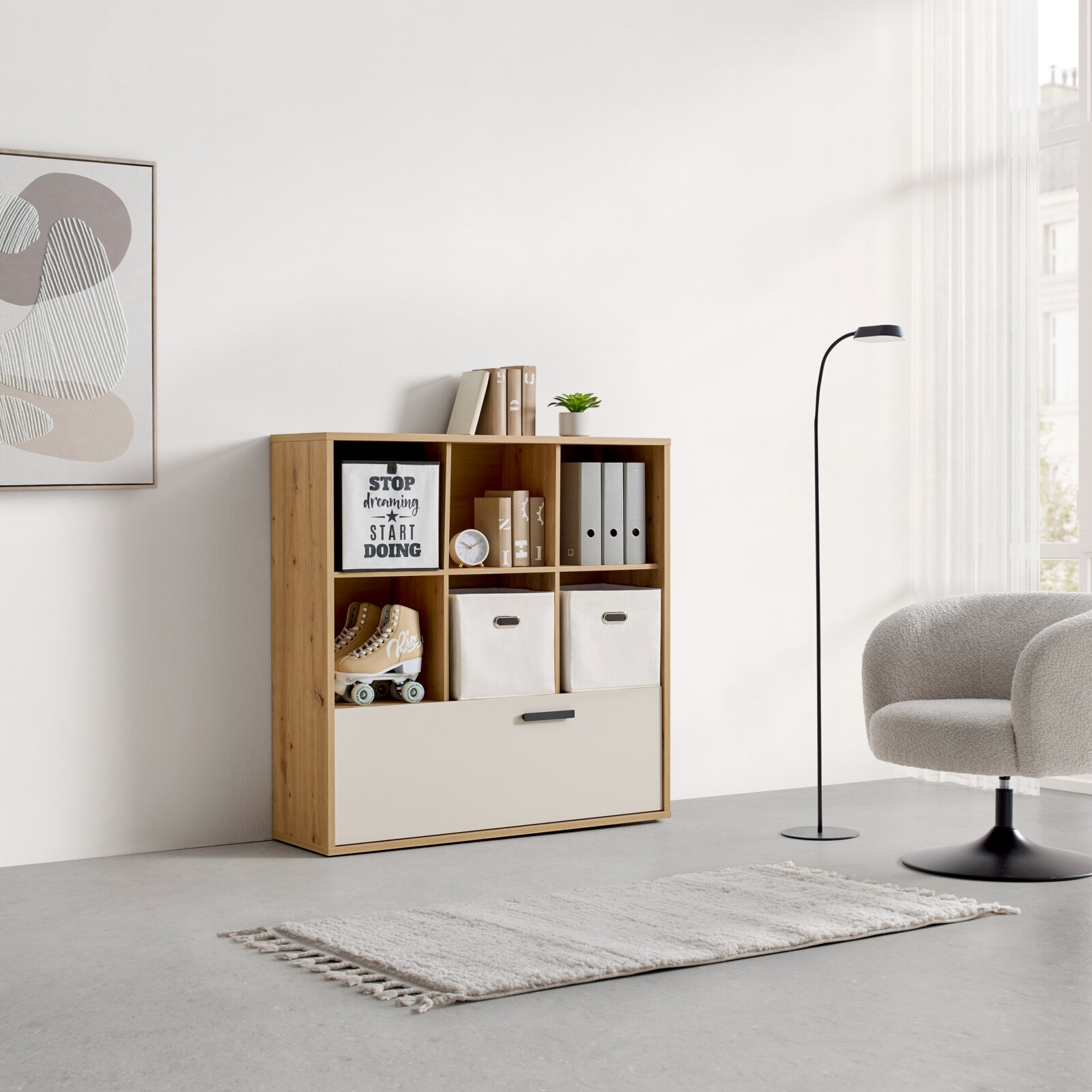 Modernes Bücherregal aus Holz mit mehreren Fächern, dekoriert mit Büchern, Pflanzen und Aufbewahrungsboxen, seitliche Perspektive.