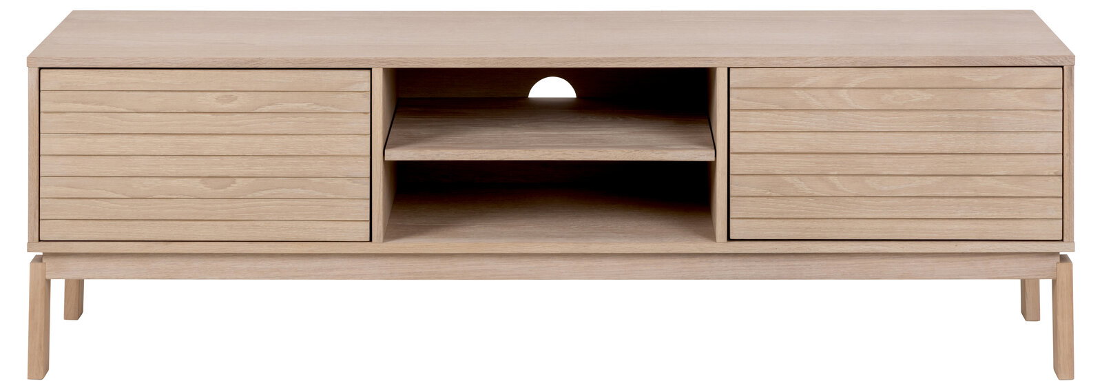 Frontale Ansicht eines TV-Lowboards aus hellem Holz mit zwei Schranktüren und einem offenen Fach in der Mitte.