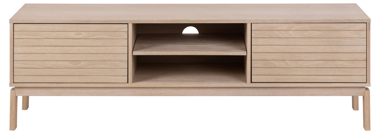 Frontale Ansicht eines TV-Lowboards aus hellem Holz mit zwei Schranktüren und einem offenen Fach in der Mitte.