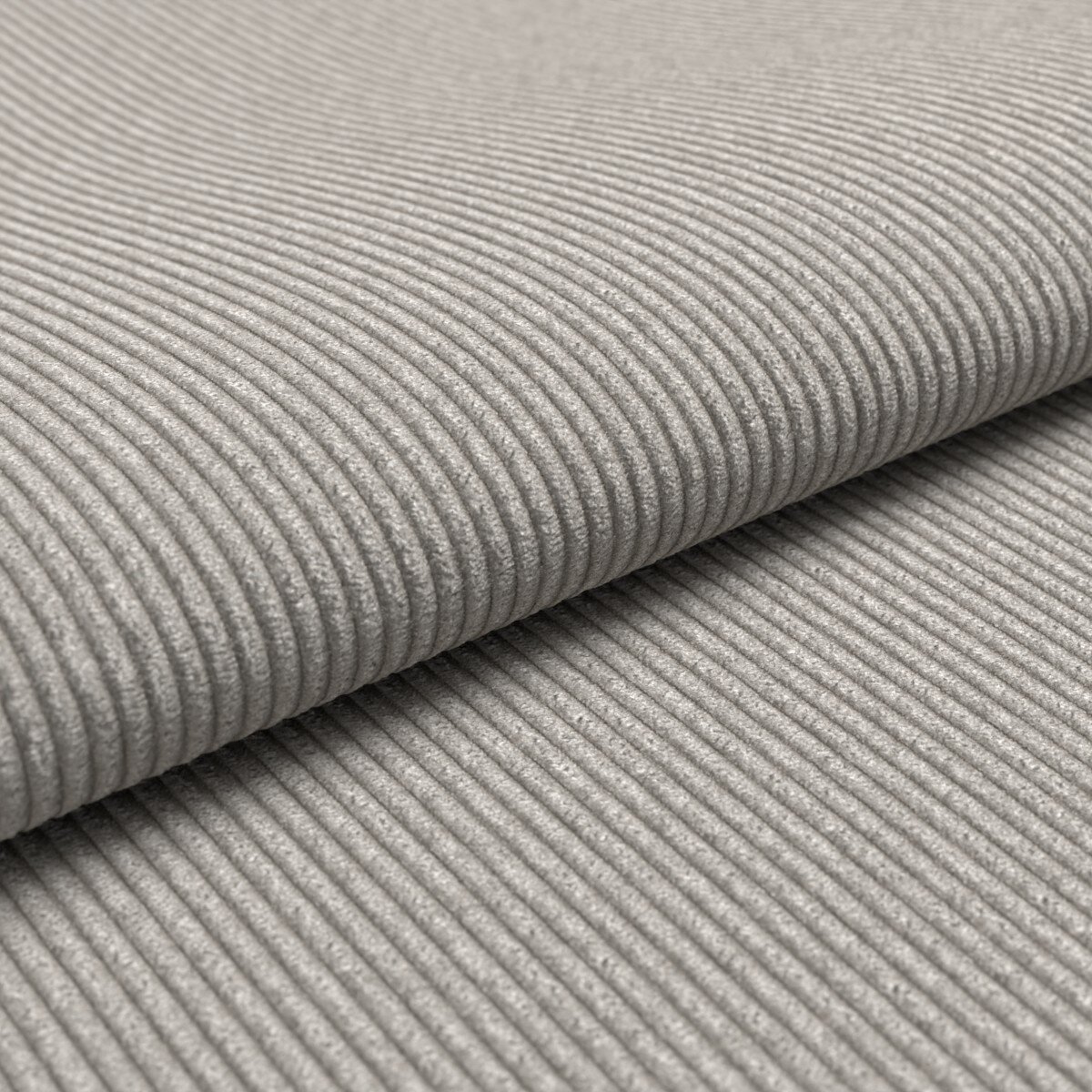 Close-up schuin bovenaanzicht van grijze ribfluweel/corduroy stof, deels opgerold om de geribbelde textuur te tonen