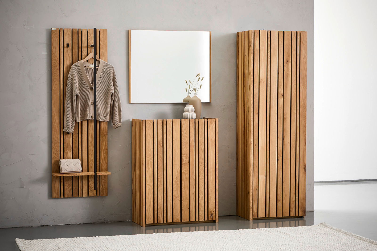 Linea Natura Garderobenpaneel SIGNE Holz-Garderoben-Set mit Spiegel, bestehend aus einem Garderobenpaneel mit Haken und Ablage, einem Schuhschrank und einem hohen Garderobenschrank, frontal fotografiert.