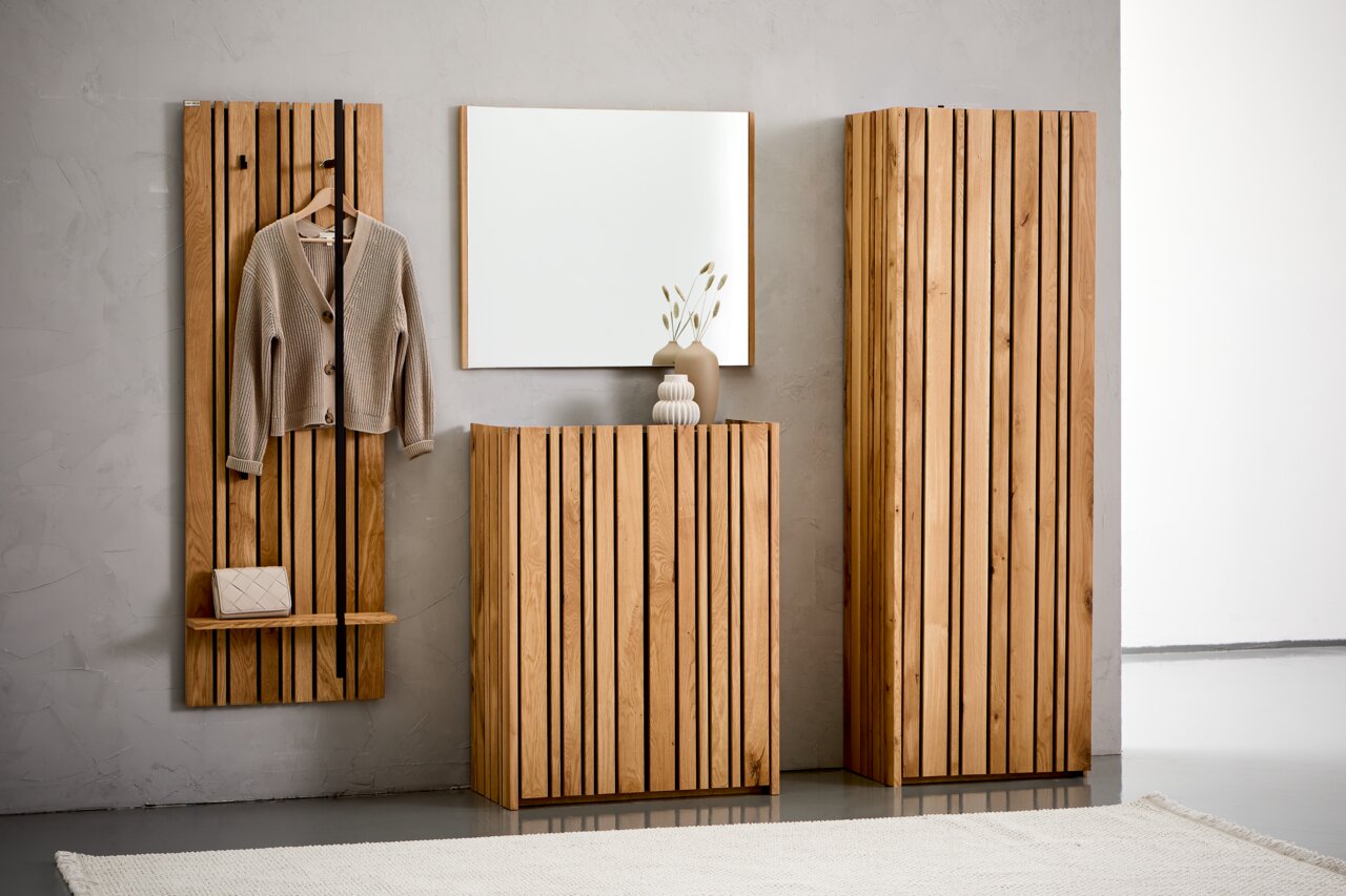 Holz-Garderoben-Set mit Spiegel, bestehend aus einem Garderobenpaneel mit Haken und Ablage, einem Schuhschrank und einem hohen Garderobenschrank, frontal fotografiert.