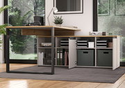 Moderner Winkelschreibtisch mit Holzoberfläche und Metallrahmen, ausgestattet mit Regalen und Schubladen für Büroorganisation, seitliche Perspektive.