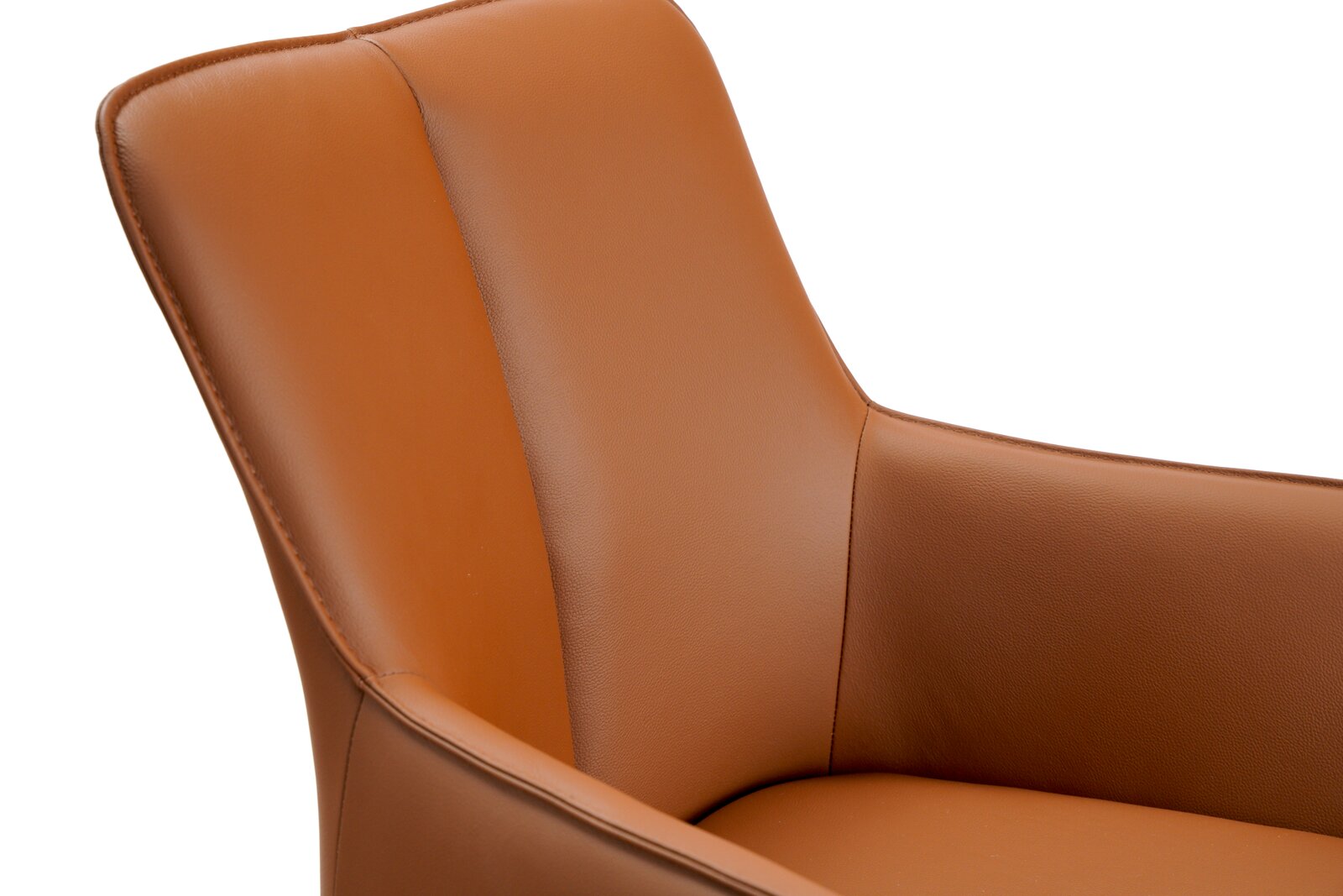 Nahaufnahme eines braunen Armlehnstuhls aus Leder, seitliche Perspektive