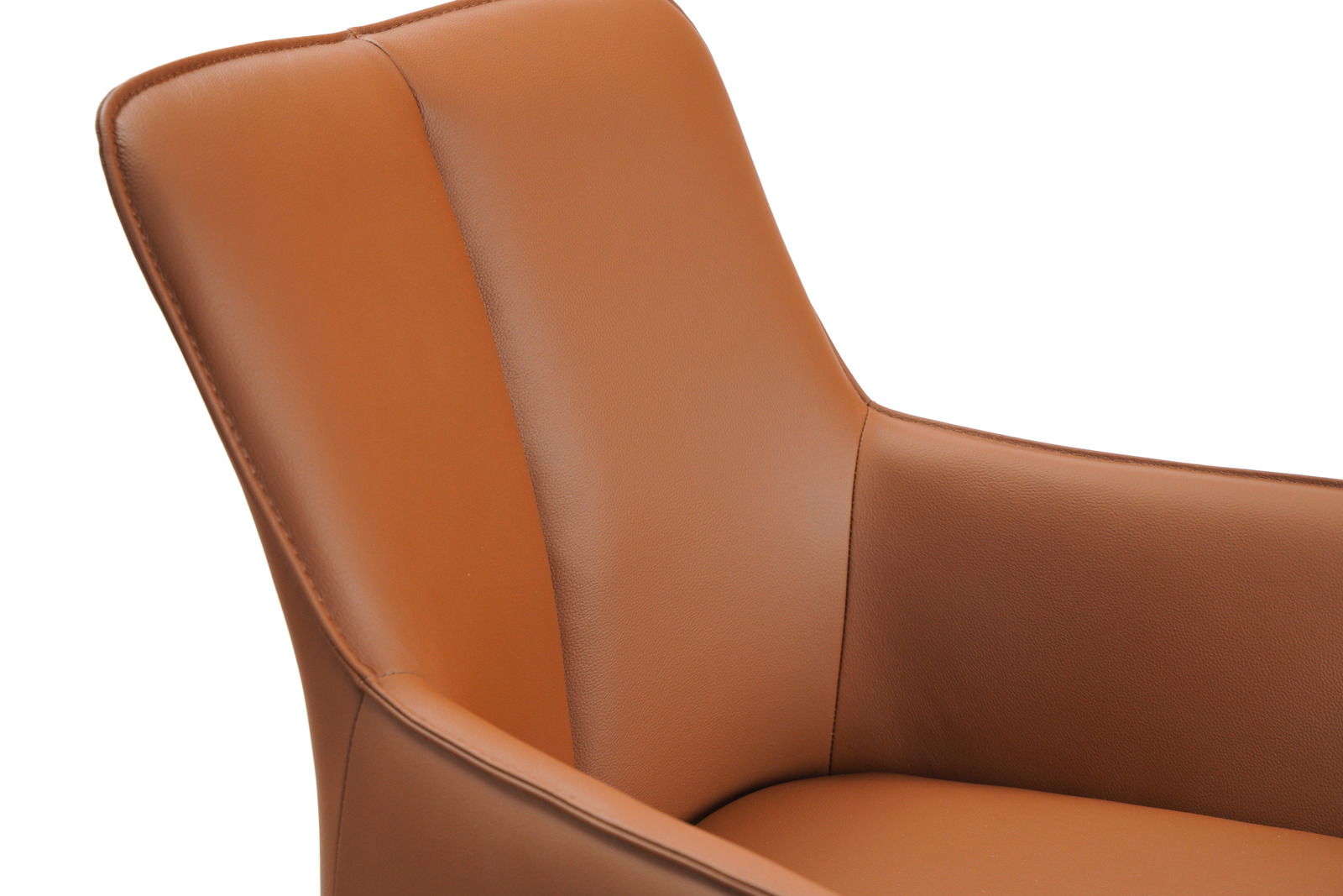 Nahaufnahme eines braunen Armlehnstuhls aus Leder, seitliche Perspektive