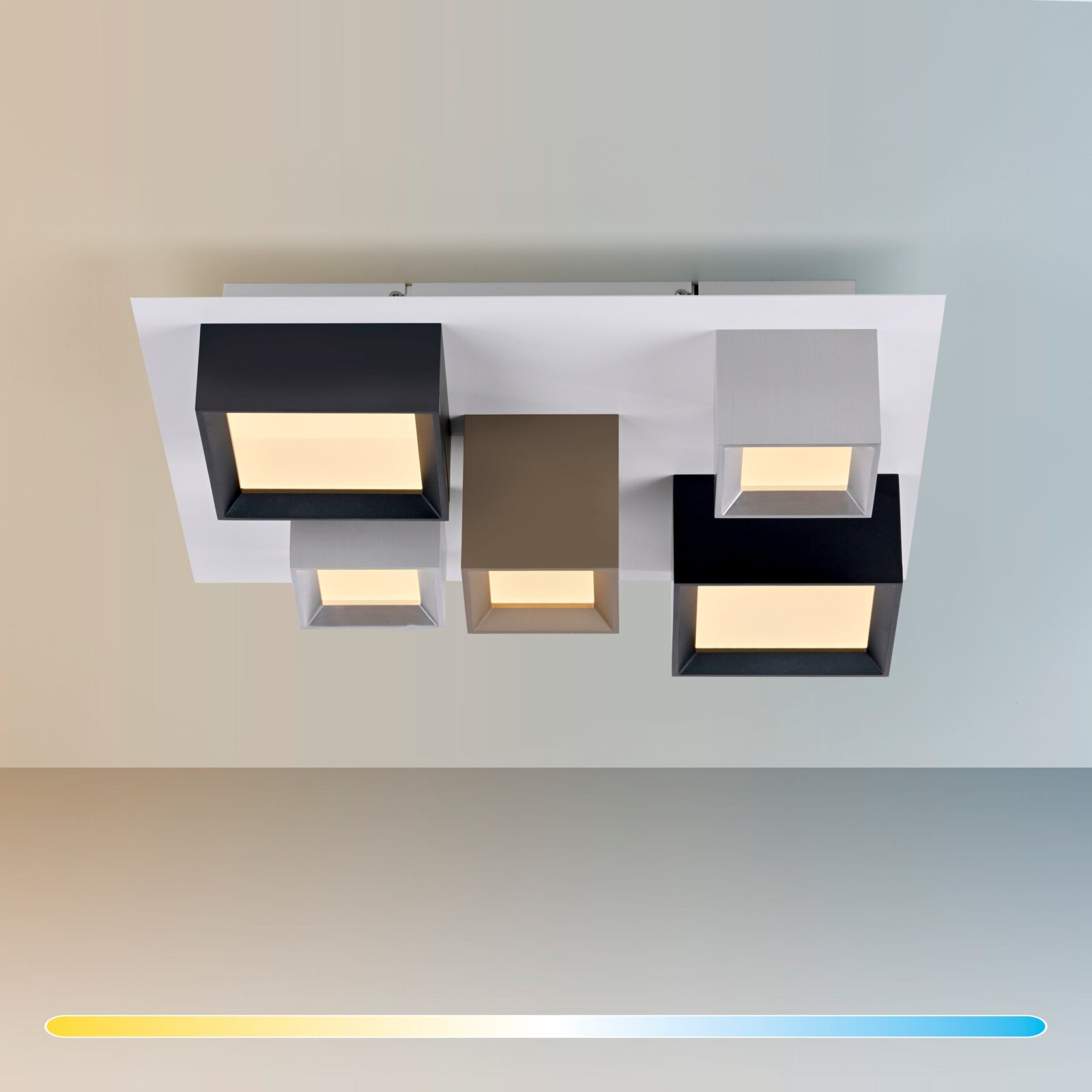 Moderne led-plafondlamp met vijf vierkante lichtelementen in verschillende kleuren, gezien van onderaf.