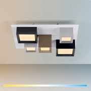 Moderne led-plafondlamp met vijf vierkante lichtelementen in verschillende kleuren, gezien van onderaf.