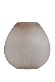 Runde, beige Vase aus Glas mit matter Oberfläche, frontal fotografiert.