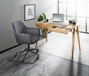 Moderner Schreibtisch aus Holz mit Schublade, Laptop und Dekorationen, seitliche Perspektive