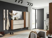 Moderner Eingangsbereich mit Hängeschuhschrank, Spiegel und Garderobenpaneel in einer stilvollen, hellen Holzoptik. Perspektive von der Seite.