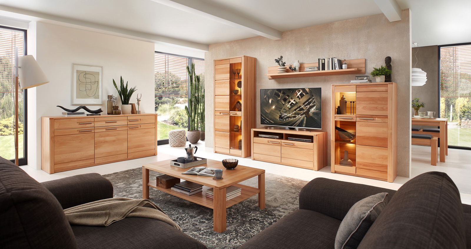 Moderne Wohnzimmeransicht mit einer kleinen Vitrine aus Holz, die von vorne gezeigt wird, umgeben von weiteren Möbelstücken und Dekorationen.