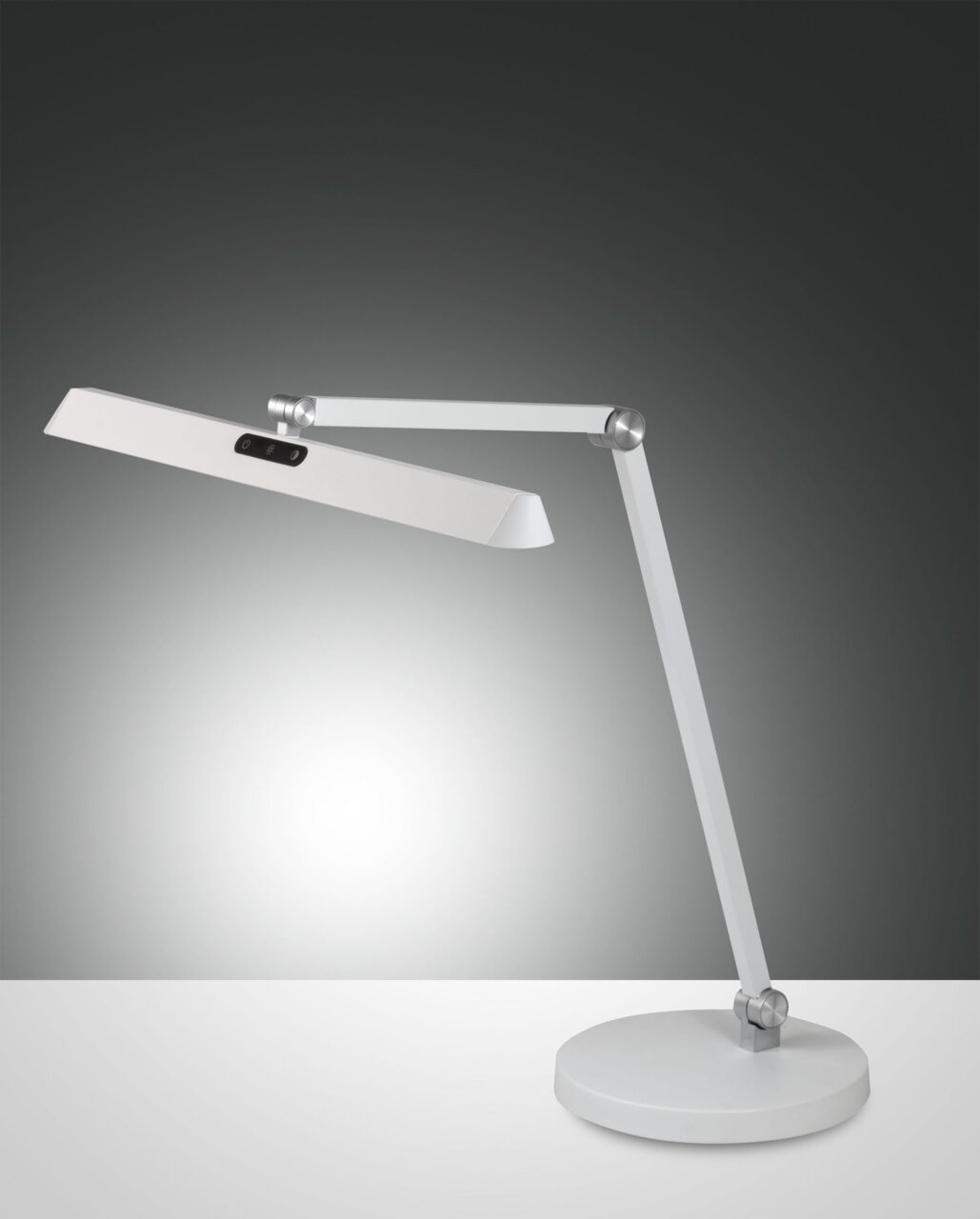Moderne witte tafellamp Beba met verstelbare arm, zijaanzicht