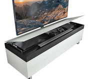 TV-Lowboard mit geöffnetem Deckel, zeigt integrierten Stauraum für Elektronikgeräte, Perspektive von oben.