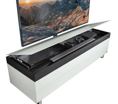 TV-Lowboard mit geöffnetem Deckel, zeigt integrierten Stauraum für Elektronikgeräte, Perspektive von oben.