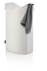 Weißer Wäschesammler mit grauem Handtuch, seitliche Perspektive