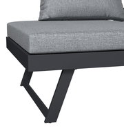 Nahaufnahme eines modernen Lounge-Sofas mit grauem Stoffbezug und schwarzem Metallrahmen, seitliche Perspektive.